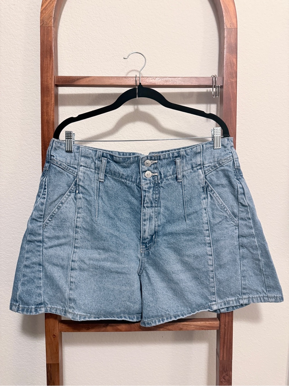 Free People We the Free  Light Blue High-Waist Pleated Denim Shorts Size 32
